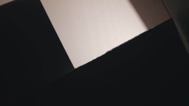 Ouvrez la boîte de dessin animé et remplissez-la avec un papier toilette 