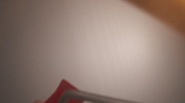 Sarı boya silindiri kullanarak resim yapmak.