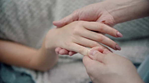 若い女性の手のひらのためのマッサージを与えるセラピスト — ストック写真