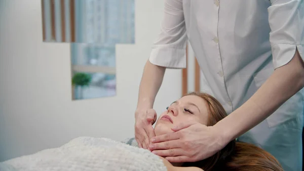 Масаж - масажистка масажує шию своїх клієнтів — стокове фото