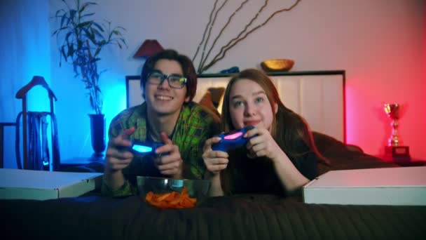 Joven hombre y mujer jugando juegos - la novia pierde y se molesta — Vídeo de stock