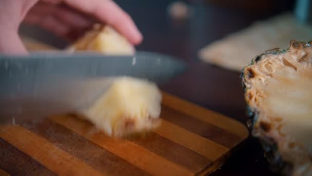 Розрізати стиглий ананас на дрібні шматочки ножем — стокове відео