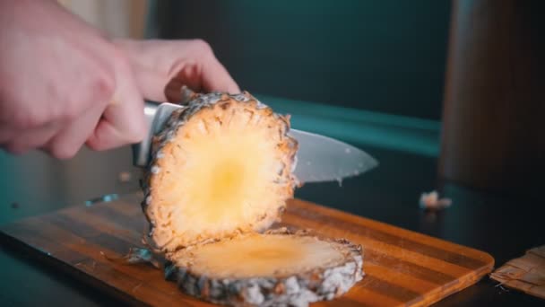 Skär mogen ananas i bitar med kniv — Stockvideo