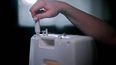 Genç kadın terzi kadın iplik izi bırakıyor.