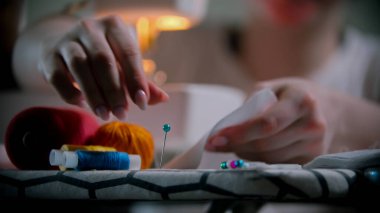 Kadın tasarımcı elbise ve rozetlerle çalışıyor