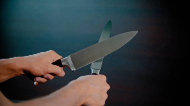 Bıçakları keskinleştiren biri.