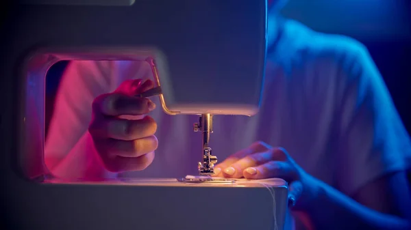 Joven costurera preparando la máquina para coser —  Fotos de Stock