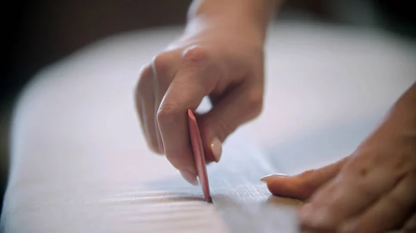 Молода жінка-дизайнер робить позначки, використовуючи мило на тканині — стокове фото