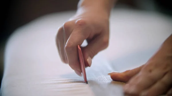 Mujer joven diseñadora haciendo marcas usando el jabón en la tela —  Fotos de Stock