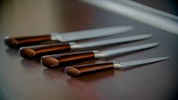 Vijf messen in de keuken staan één voor één. — Stockfoto
