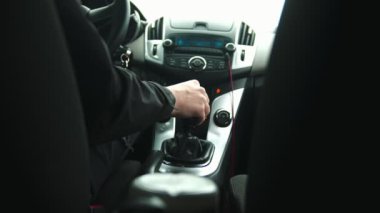 Navigator kullanan genç bir adam iletim kutusunda hız değiştiriyor.