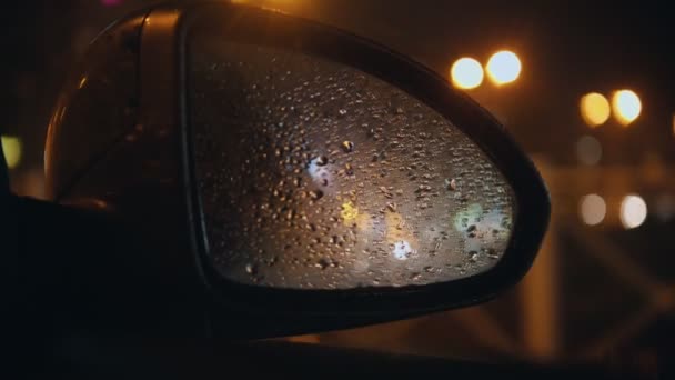 Natte zijspiegel van een auto tijdens het verplaatsen — Stockvideo