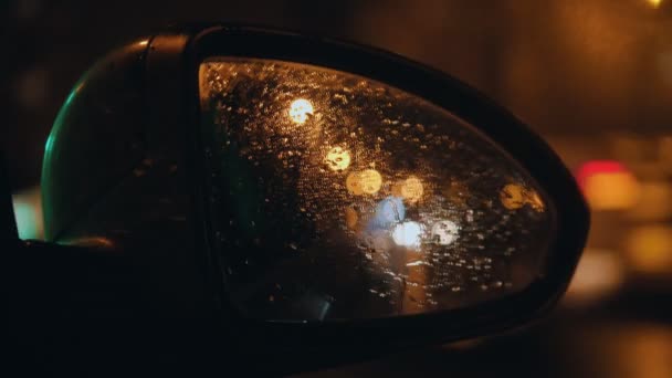 Natte zijspiegel van een auto tijdens het rijden - rijden bij regenachtige nacht — Stockvideo