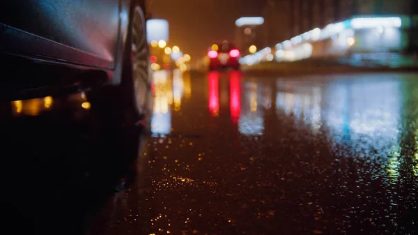 Fekete autó a nedves esős úton — Stock Fotó