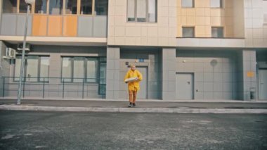 Sarı elbiseli kızgın kurye yere pizza kutuları atıyor.