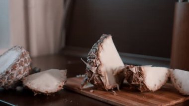 Kızgın adam rastgele olgunlaşmış ananasları bıçakla kesiyor.