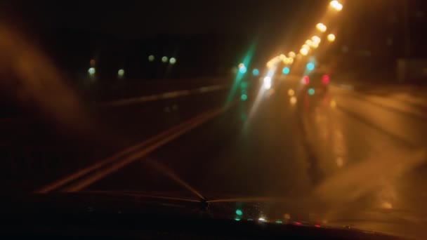 Водіння автомобіля вночі розбризкує воду на лобове скло — стокове відео