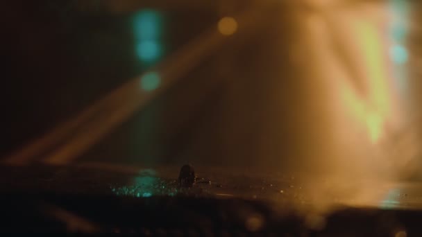 Řidičské auto v noci - stříkající voda na čelní sklo — Stock video