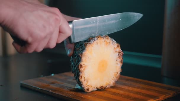 Cięcie dojrzałego ananasa ostrym nożem — Wideo stockowe