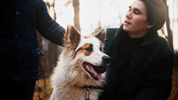 Jovem e seu irmão mais novo cão de estimação — Fotografia de Stock