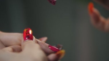 Manikür yapmak - küçük düz bir fırçayla pembe çiviye ışıltı sürmek