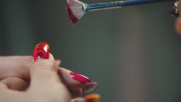 Göra manikyr - applicera gnistrar på den rosa nageln — Stockvideo
