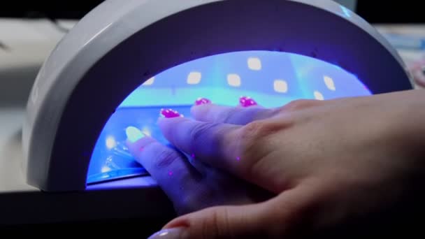 Hand of young woman in UV lamp gel polish manicure — Stock Video