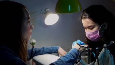 Pembe maskeli manikür ustası donanım manikürü yapıyor.