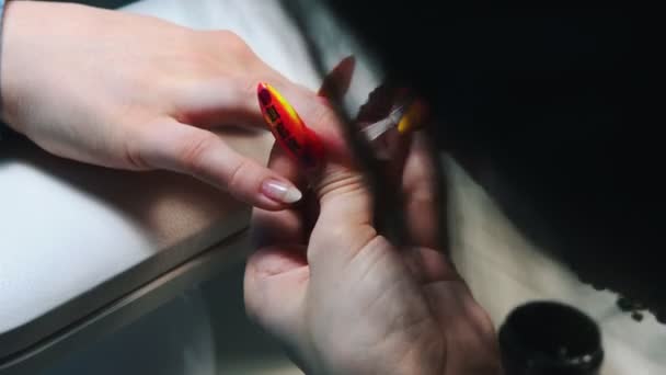 Fare la manicure nel salone - applicare la base sull'unghia — Video Stock