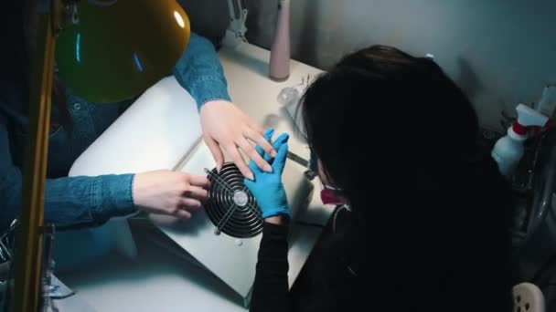 Tratamiento de manicura: limpia la cutícula utilizando un dispositivo con fijación de bola — Vídeo de stock