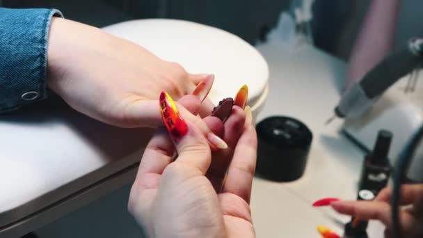 Hacer manicura en el salón de belleza - aplicar esmalte de uñas rosa en uñas naturales — Vídeos de Stock