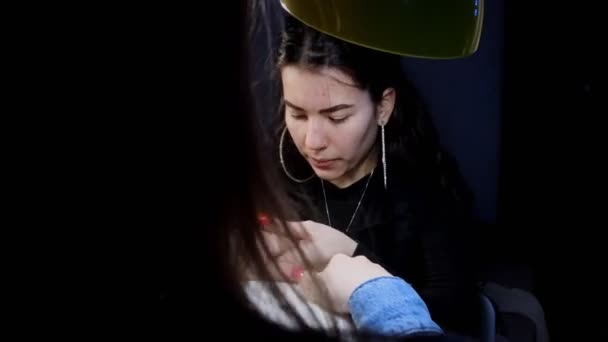 Mujer joven que tiene un tratamiento de manicura en el salón — Vídeo de stock