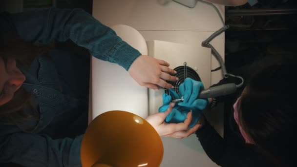 Manicura maestro elimina viejo esmalte de uñas — Vídeo de stock