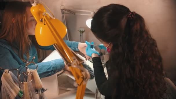 Manicure master verwijdert oude nagellak met nagelvijl — Stockvideo