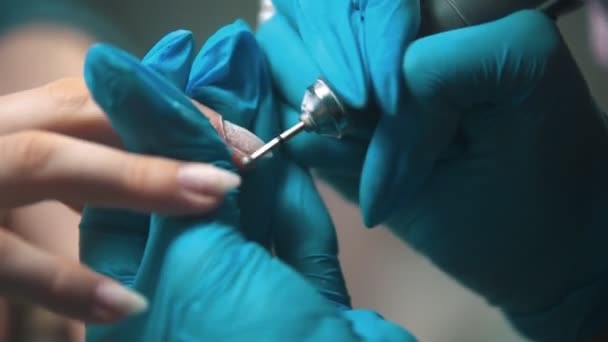 Maniküre-Meister bei der Maniküre - reinigt die Nagelhaut mit einem Gerät mit Kugelbefestigung — Stockvideo