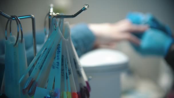 Manikúra mistr dělá manikúru v kanceláři - vzorky lak na nehty na popředí — Stock video