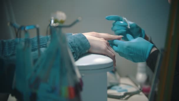 El maestro de la manicura en la máscara que hace la manicura - la preparación de las uñas para el esmalte de uñas aplicando — Vídeo de stock