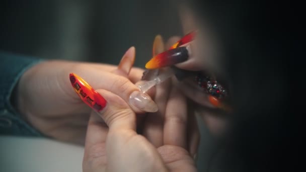 Manicure doen - heldere basis aanbrengen op de natuurlijke nagel voor het aanbrengen van nagellak — Stockvideo