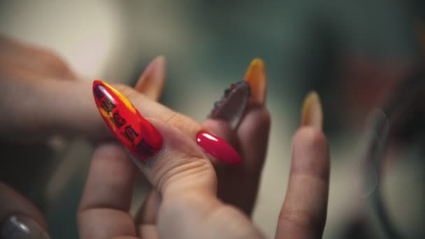 Делать маникюр - наносить розовый лак для ногтей на натуральные ногти — стоковое видео