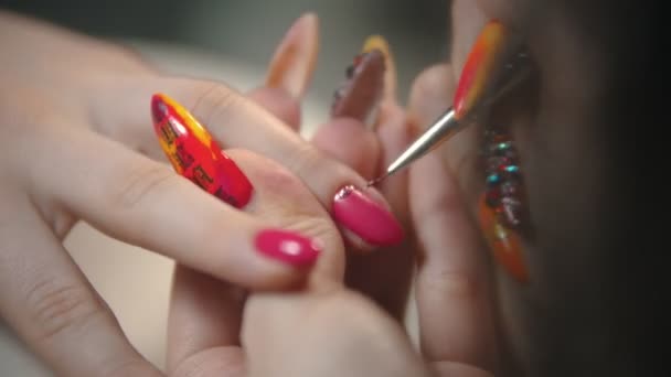 Göra manikyr - ritning design med glittrande rosa nagellack — Stockvideo