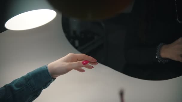 Manicure doen - poserende hand voor de foto met eindresultaat — Stockvideo