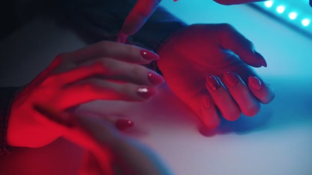 Fare manicure - posa mano con risultato finale in illuminazione rossa — Video Stock