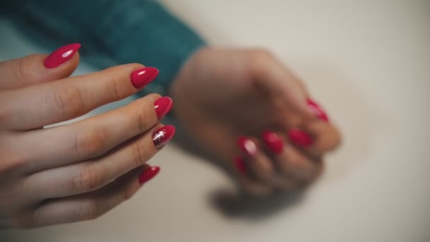 Fazendo manicure - posando mão com resultado final em iluminação brilhante — Vídeo de Stock