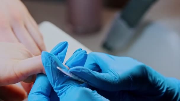 Manicure mestre que faz a manicura - arquivando os pregos no salão — Vídeo de Stock