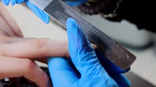 Maestro haciendo manicura - limar las uñas en el salón de belleza — Vídeos de Stock