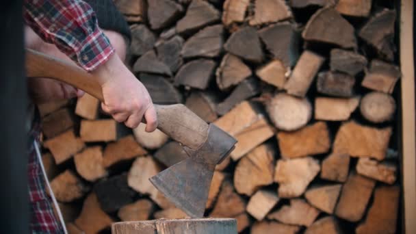 Couper le bois en deux avec une hache 