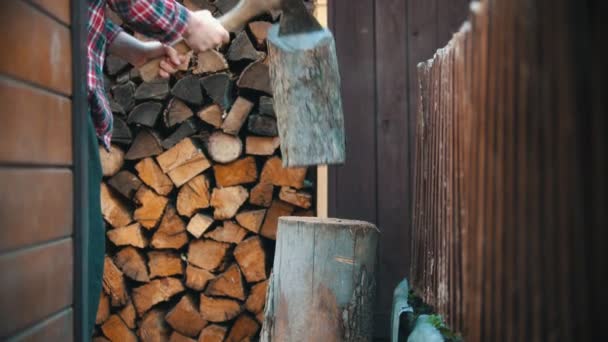 Ax coincé dans une grosse bûche tout en la coupant 
