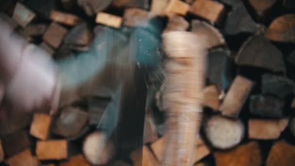 Chopping wood with an ax in woodpile in countyhouse — Stock Video