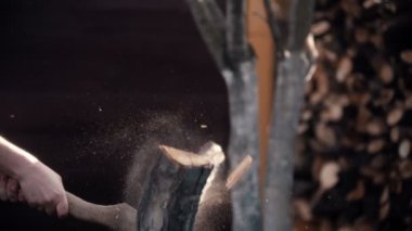 Ağaç yığınında baltayla kuru kütük doğramak