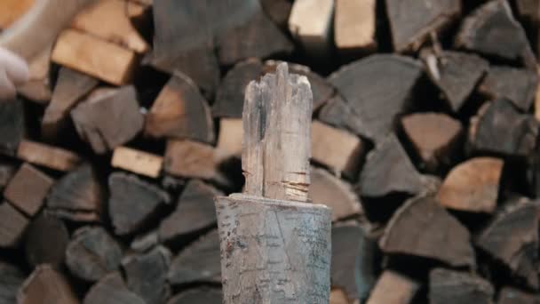 Corte de madeira com um machado na pilha de madeira machado fica preso no log — Vídeo de Stock